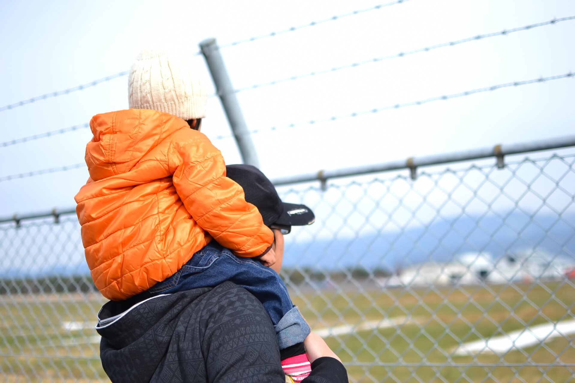 肩車社会を連想させるような肩車をする親子の写真