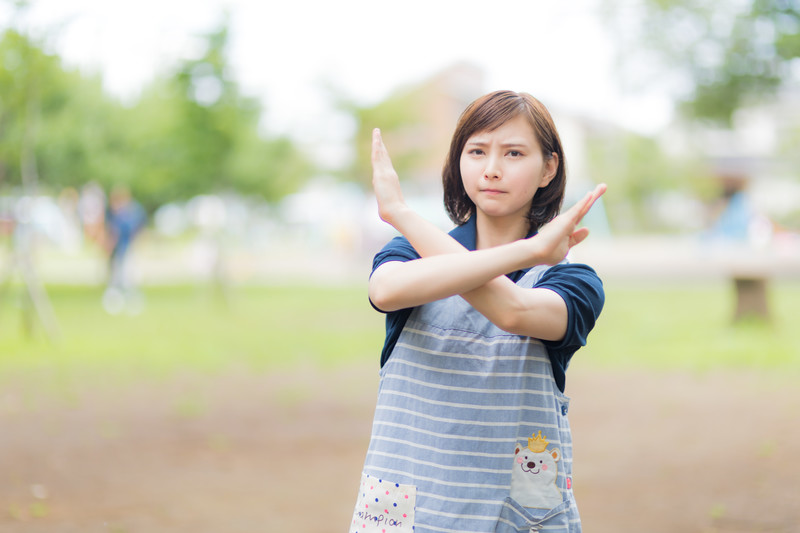 バツを作る女性介護士